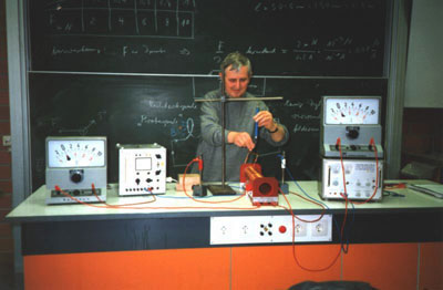 Herr Leder Herr Leder beim Experimentieren